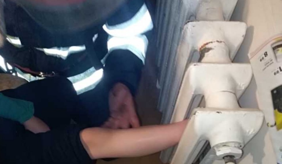 Un copil de 6 ani din Blaj a rămas cu piciorul blocat într-un calorifer! A fost nevoie de descarcerare