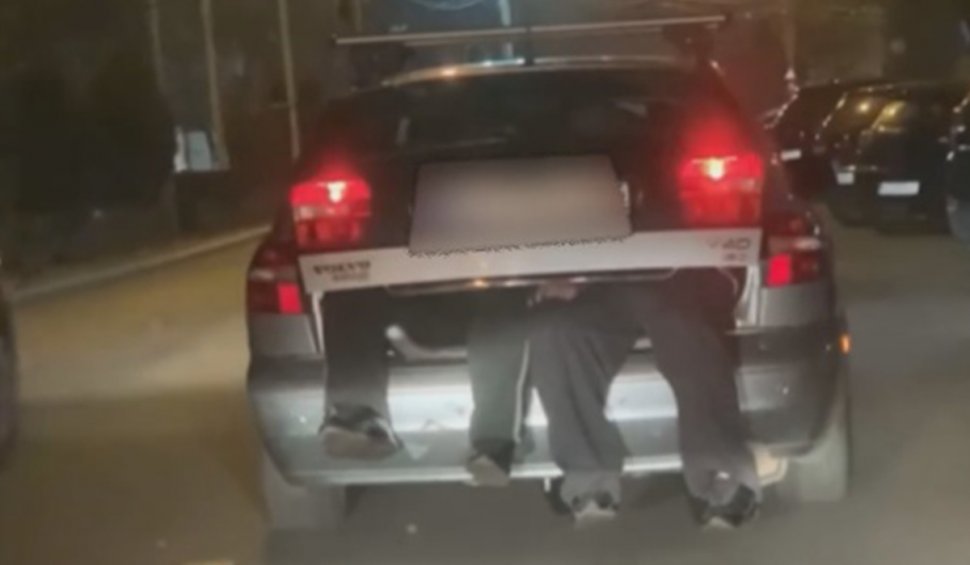 Femeie din Buzău, filmată când îşi cară soţul şi un amic, beţi mangă, în portbagajul maşinii