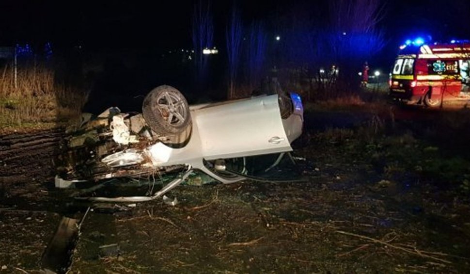 Accident rutier grav într-o localitate din Iaşi. Un Volkswagen Jetta s-a răsturnat într-o curbă deosebit de periculoasă