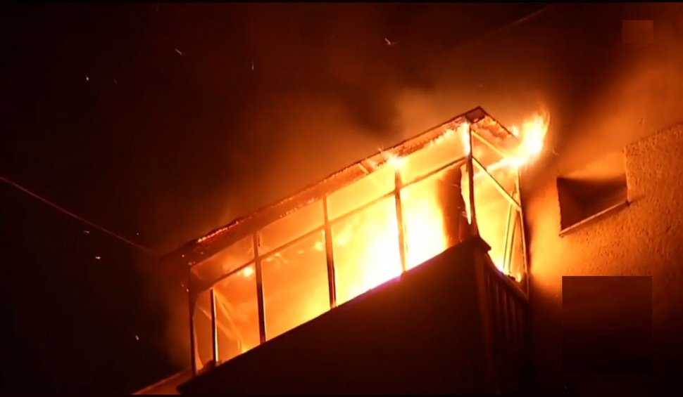 Incendiu în Capitală, în noaptea de Revelion. Balconul unui apartament a luat foc din cauza artificiilor