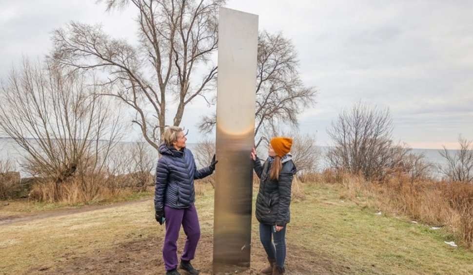 Un nou monolit din metal a fost descoperit în Toronto
