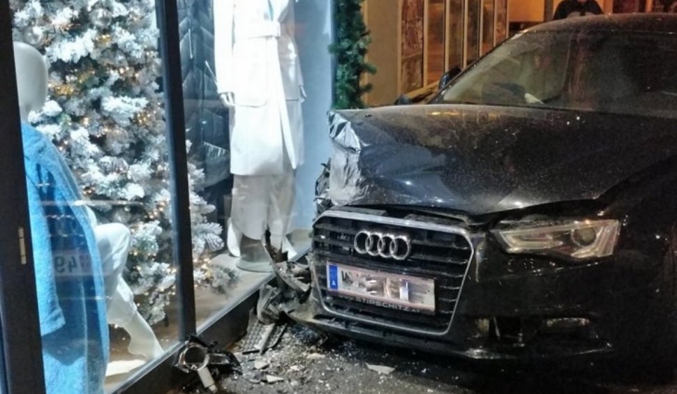 Un șofer beat a intrat cu mașina în vitrina unui magazin din Baia Mare, în noaptea de Revelion