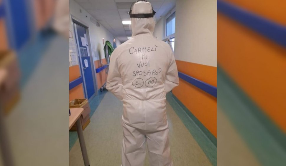 Un infirmier și-a cerut iubita în căsătorie cu un mesaj scris pe uniforma de protecție COVID-19