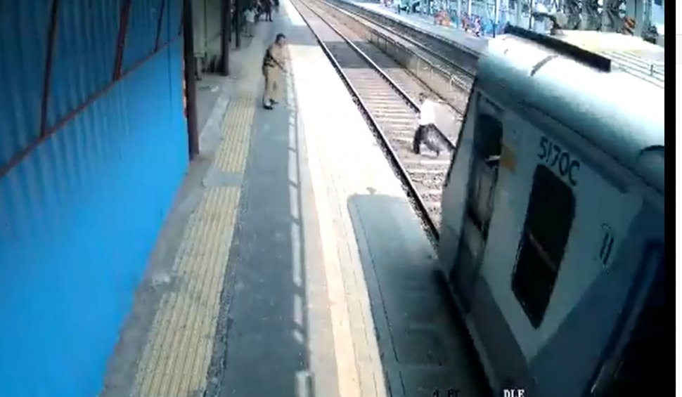 Un poliţist salvează viaţa unui bărbat care risca să fie călcat de un tren, în India
