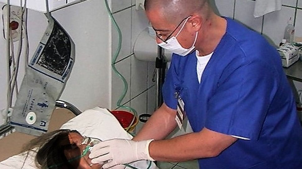 Dr. Ciuhodaru, semnal de alarmă: Petardele vă pot duce direct în sala de operaţii şi chiar şi aşa puteţi rămâne mutilaţi