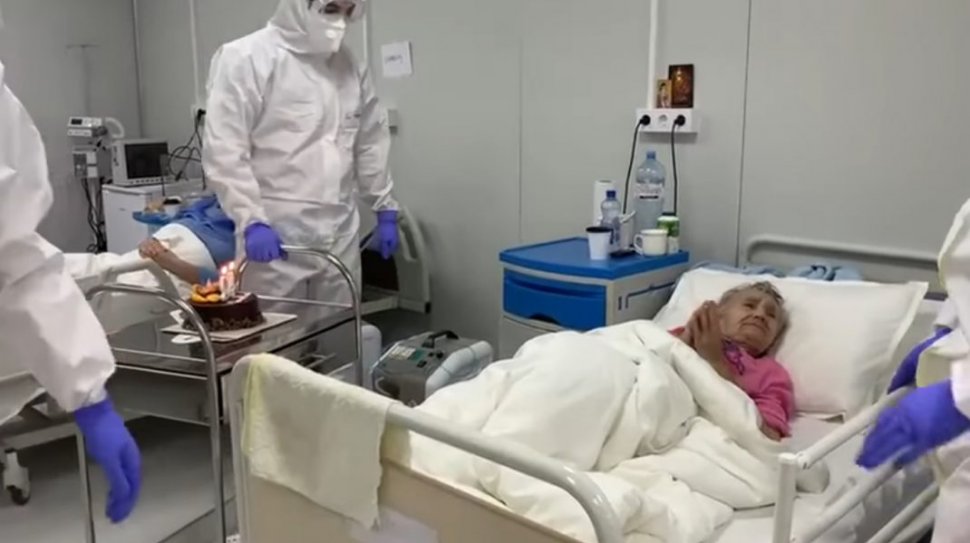 O pacientă COVID-19 în vârstă de 94 de ani, din Iași, surpriză uriașă pe patul de spital chiar de ziua ei: "Dumnezeu v-a iubit şi vă iubeşte!"