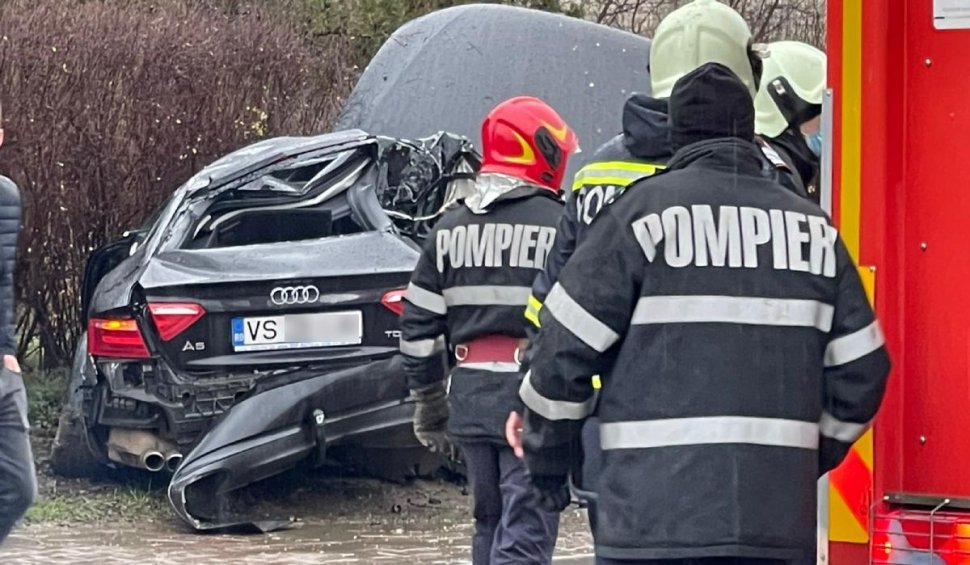 Şofer încarcerat într-un Audi încolăcit pe un stâlp, după un grav accident în Vaslui