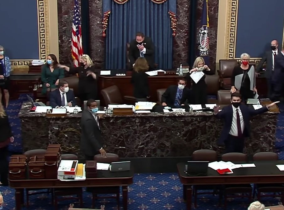 Momentul în care susținătorii lui Donald Trump pătrund în Capitoliu, iar ședința de validare a lui Joe Biden este întreruptă