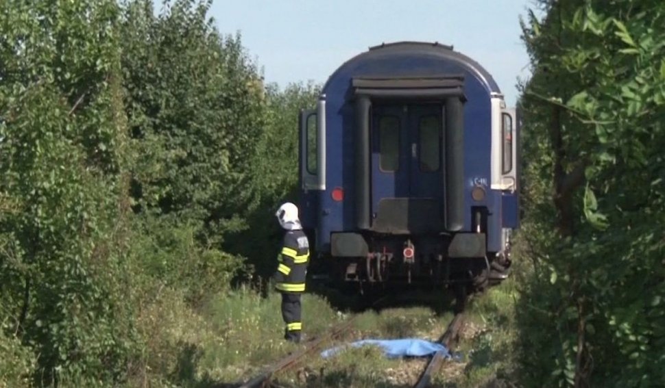 Un bărbat "călcat" de tren la Botoşani, găsit la barul din comună