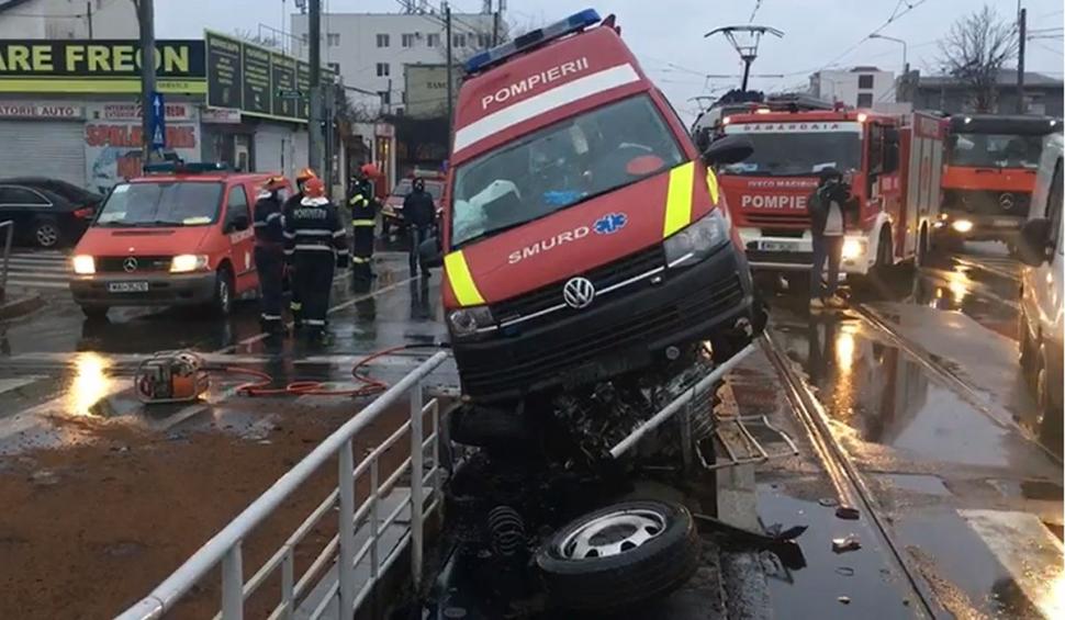 Accident grav în București. O ambulanţă a lovit un refugiu de tramvai. Trei persoane au fost rănite iar pompierii arată cu degetul spre STB 690159