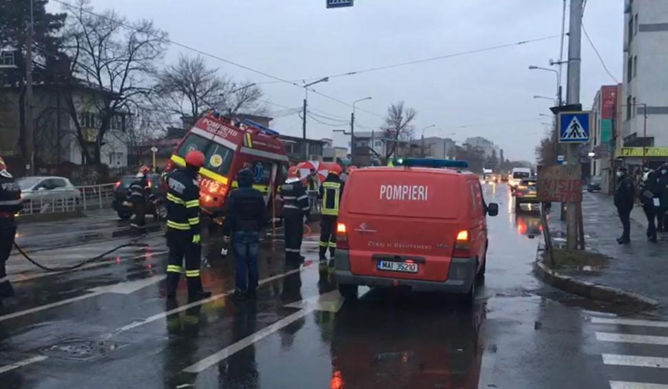 Accident grav în București. O ambulanţă a lovit un refugiu de tramvai. Trei persoane au fost rănite iar pompierii arată cu degetul spre STB 690161