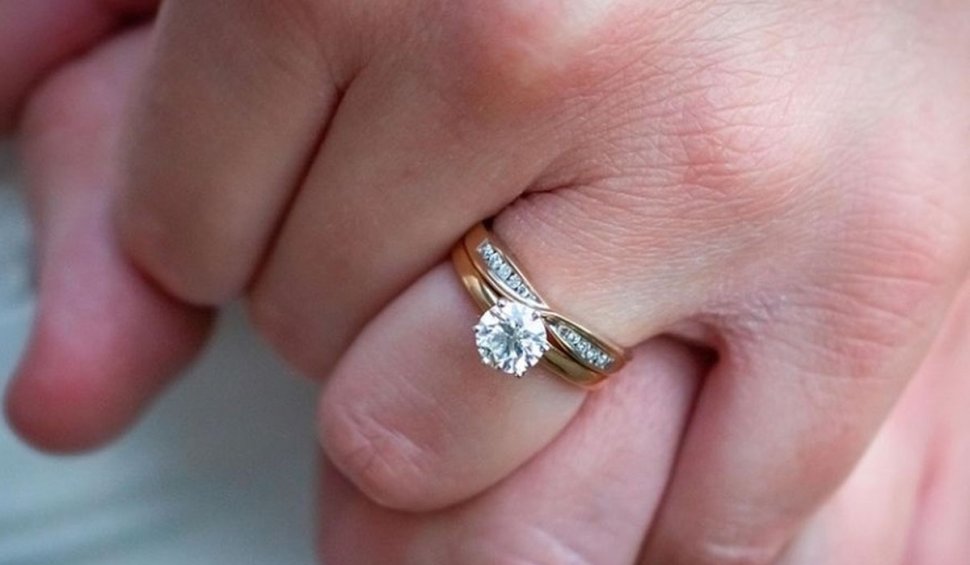O tânără din Chișinău a apelat la pompieri ca să-şi dea jos inelul de logodnă