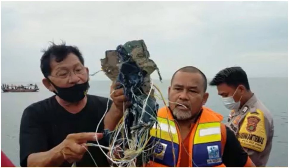 Un avion cu 62 de persoane la bord s-a prăbușit în Indonezia. Primele imagini de la locul incidentului