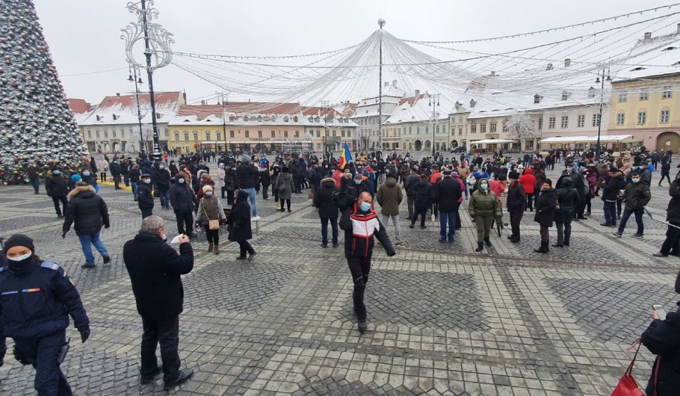 Sute de oameni au protestat în centrul Sibiului împotriva noii taxe de salubrizare: „De ce să plătim noi pentru alții?"