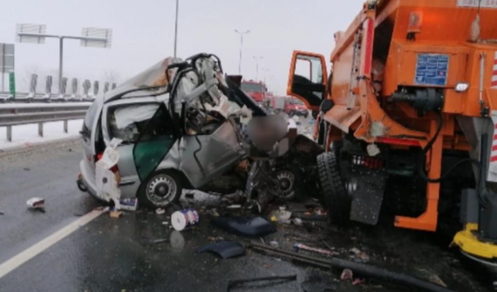 Trei oameni au murit pe A1, în apropiere de Sibiu, după ce un autoturism a lovit un utilaj de deszăpezire 690425