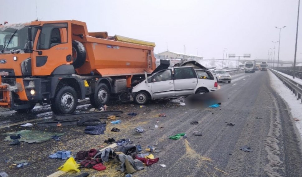 Trei oameni au murit pe A1, în apropiere de Sibiu, după ce un autoturism a lovit un utilaj de deszăpezire