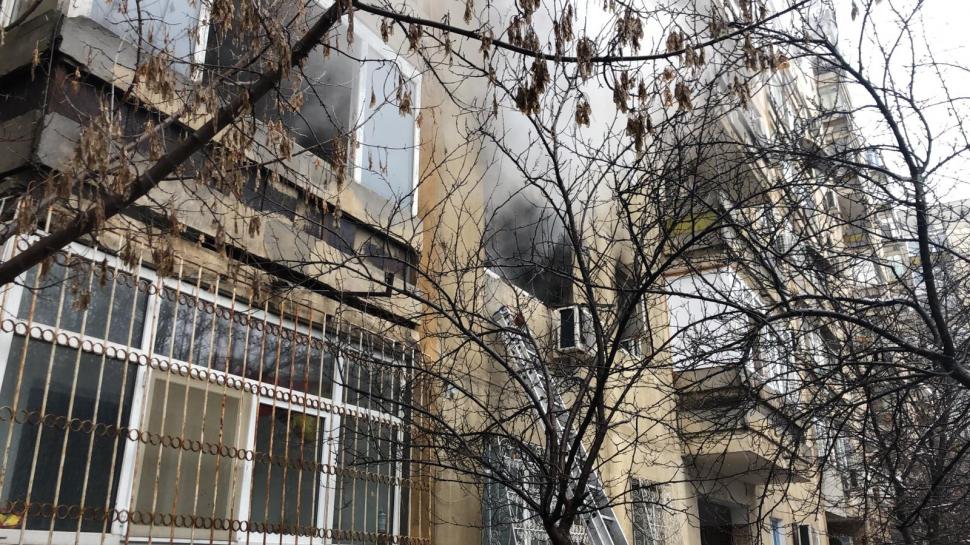 Un apartament din Capitală a luat foc! Nouă persoane au fost evacuate 690449