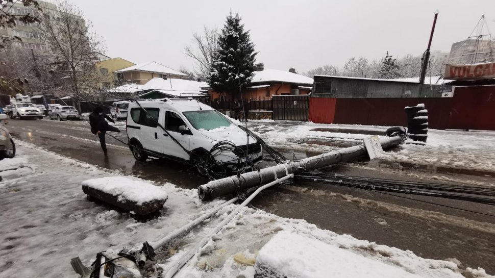 Incident în Capitală! Un stâlp de electricitate s-a prăbușit pe o stradă din cartierul Fundeni