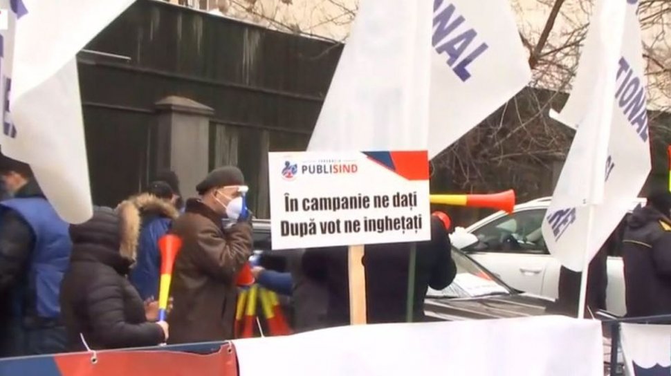 Bugetarii protestează în faţa Ministerului Muncii: ''În campanie ne daţi, după vot ne îngheţaţi''