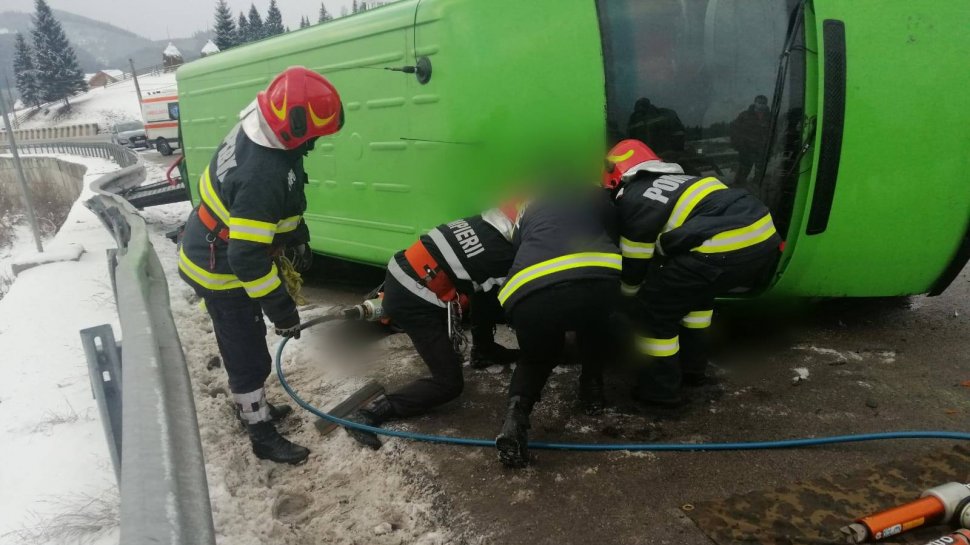 Microbuz cu pasageri răsturnat în pasul Mestecăniş. Doi oameni au murit după ce au fost aruncaţi pe geam