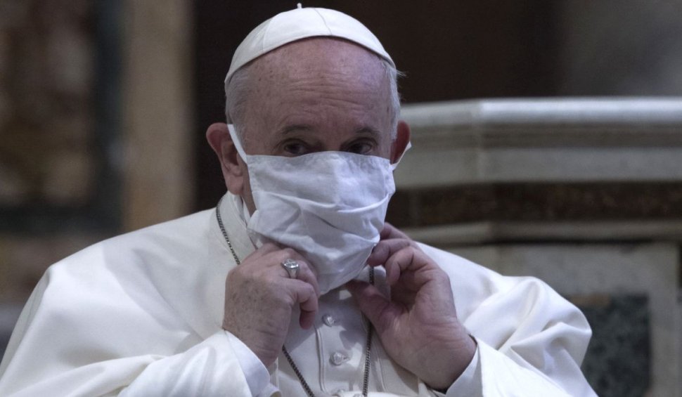 Papa Francisc s-a vaccinat împotriva COVID-19 în prima zi a campaniei la Vatican