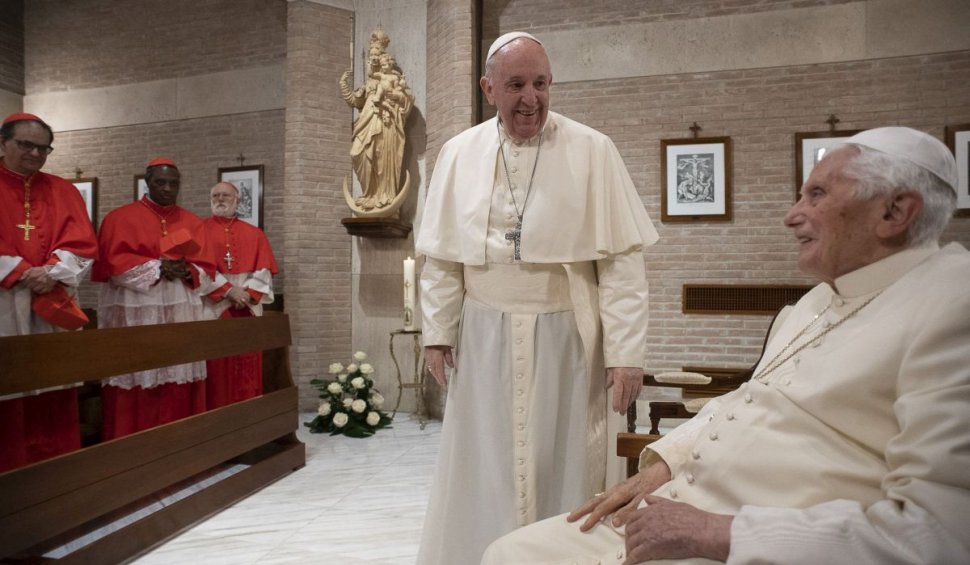 Vatican: Și Papa emerit Benedict XVI s-a vaccinat împotriva COVID-19. Sfântul Scaun confirmă oficial vaccinarea Papei Francisc