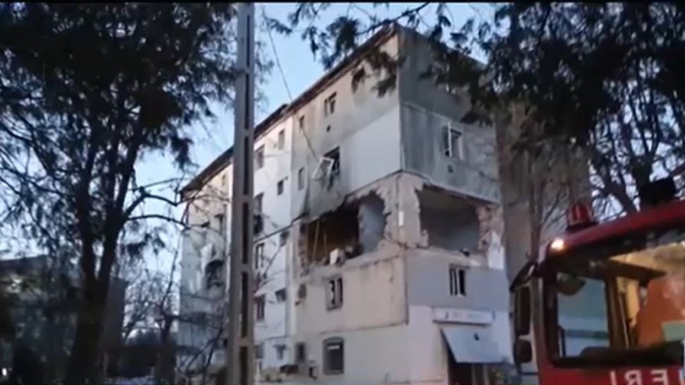 Explozie puternică urmată de incendiu, într-un bloc din Găești! Zeci de persoane au fost evacuate