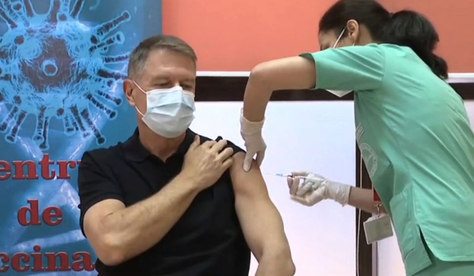Președintele Klaus Iohannis a fost vaccinat împotriva COVID-19, în direct la TV. Primele declarații ale șefului statului