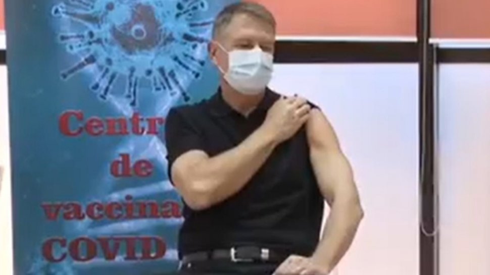 USR-iștii, impresionați de bicepsul președintelui Klaus Iohannis. ”Vaccinul ca vaccinul...!”