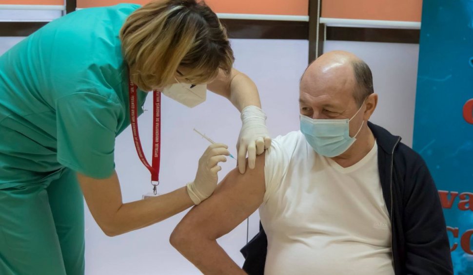 Traian Băsescu s-a vaccinat împotriva COVID-19 la Spitalul Militar Central