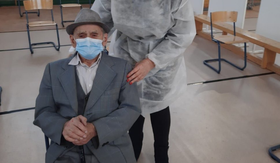 Un bătrân de 105 ani din Cluj s-a vaccinat contra COVID. El a citit şi a completat fişa de vaccinare fără ochelari