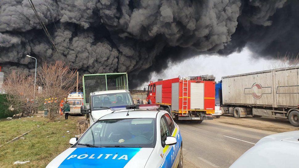 Incendiul de la depozitul din Buzău, stins după mai bine de trei ore. Peste 1.500 de metri pătrați de teren au fost afectați