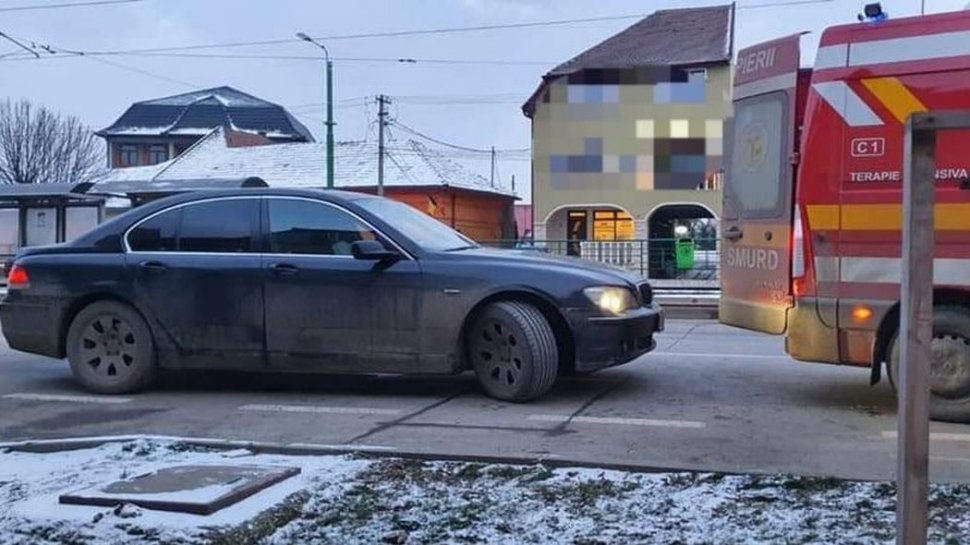 Şoferul unui BMW a parcat "câteva secunde" în uşa SMURD-ului. Reacția ISU Arad