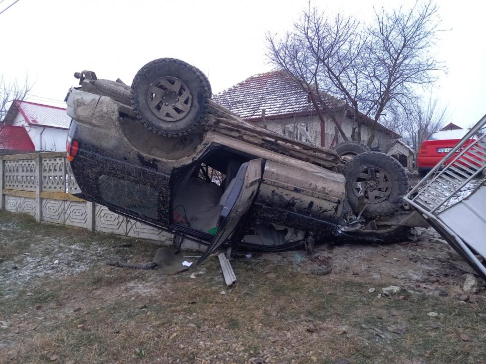 O maşină s-a răsturnat şi s-a înfipt într-un gard, la Vaslui. Toţi cei trei pasageri au scăpat cu viaţă 691585