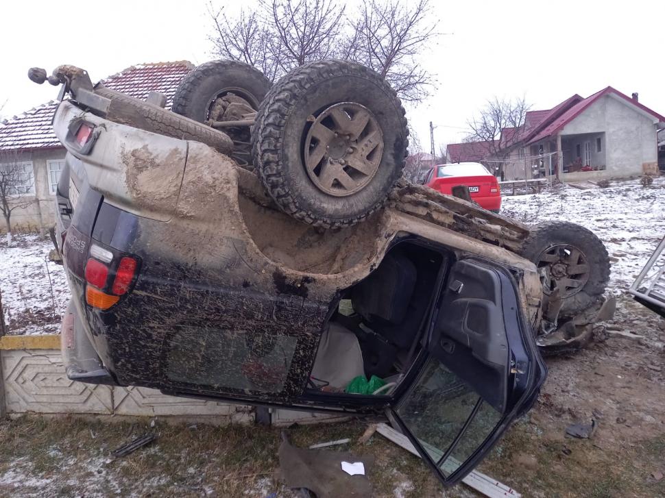 O maşină s-a răsturnat şi s-a înfipt într-un gard, la Vaslui. Toţi cei trei pasageri au scăpat cu viaţă 691586