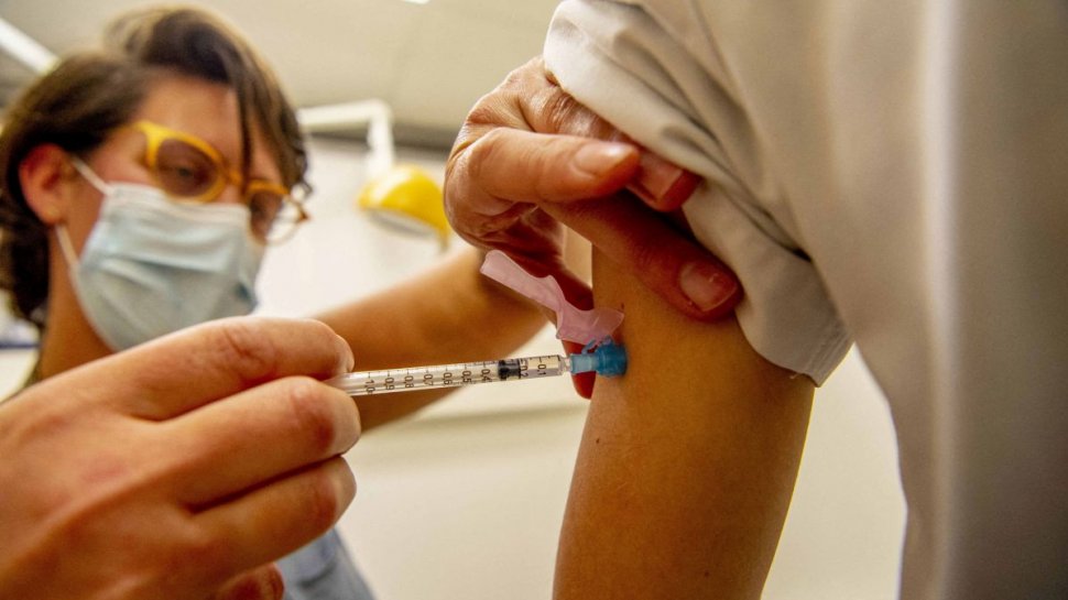 Suspiciune de șoc anafilactic după vaccinul anti-COVID, la Cluj. Femeia a fost transportată de urgență la spital