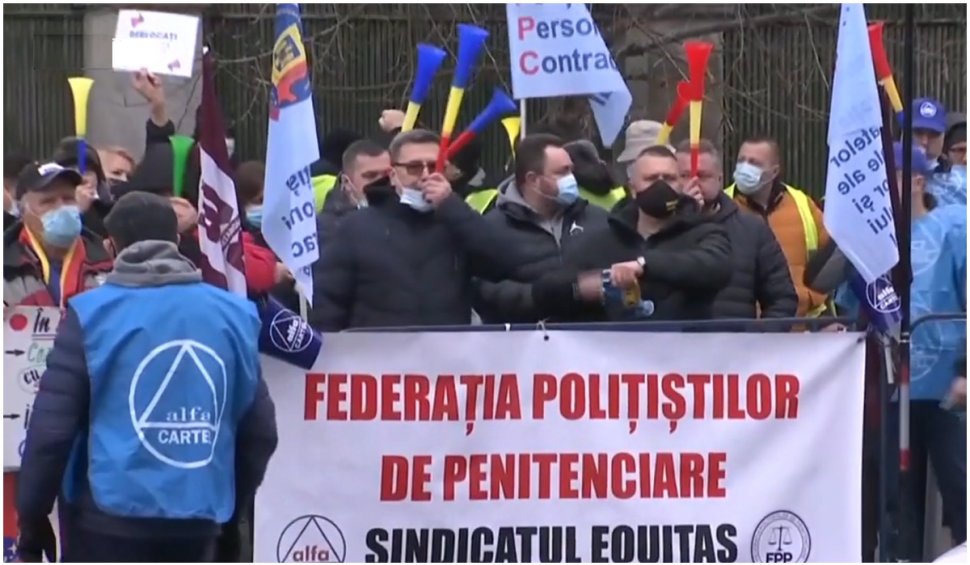 Protest la ministerul Muncii: Oamenii cer creșteri salariale, dar și pensii echitabile