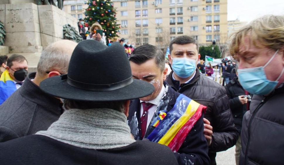 Primarul din Iaşi, stropit cu iaurt de un protestatar, la ceremoniile dedicate Unirii Principatelor. Chirica: Bine că nu am intoleranţă la lactoză