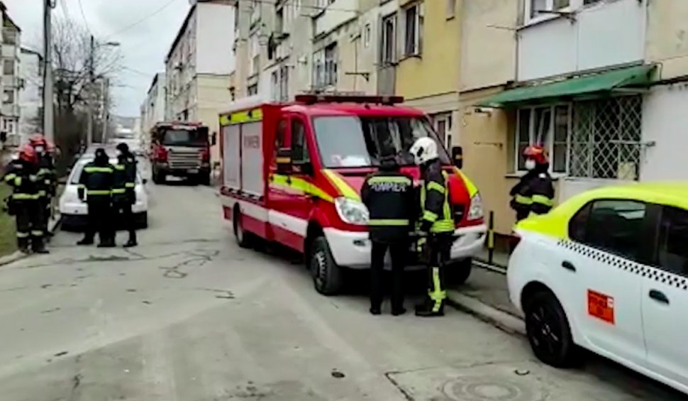 Un bărbat din Neamț a încercat să se arunce în aer cu copilul de șapte ani, cu mascații la ușă: Trei butelii au explodat când agenții au intrat în casă