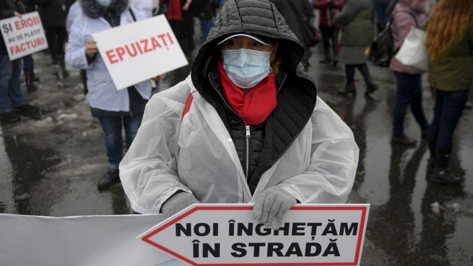 Mii de angajați din spitale protestează în fața Ministerului Sănătății: ''Noi am muncit, voi ne-ați mințit!''