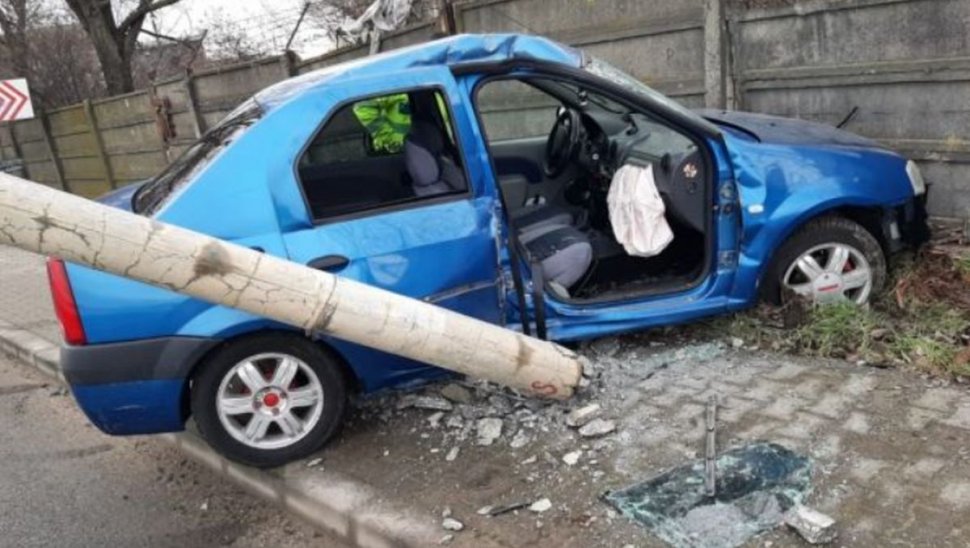 Un șofer din Pitești a intrat cu mașina în stâlp! Pasagera din dreapta s-a ales cu traumatism cranio-cerebral 