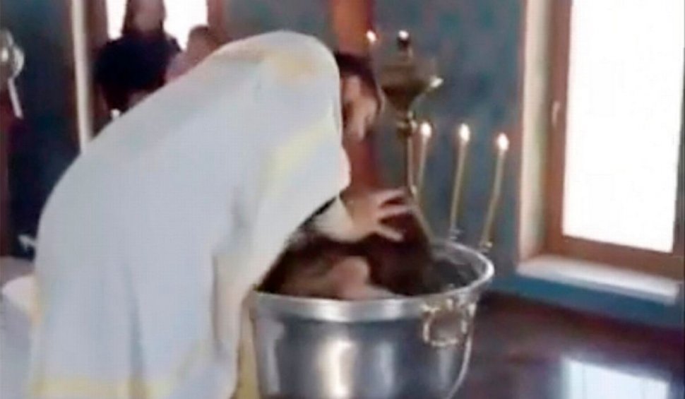 Bebeluş resuscitat în biserică, după ce a fost scufundat de preot în cristelniţă, în Suceava