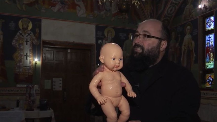 Preotul Visarion Alexa arată care este tehnica corectă a scufundării bebeluşului în apa din cristelniţă: ''Nici trei secunde nu durează''