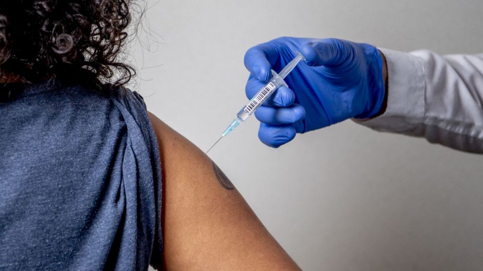 Medicii anunță reacțiile la a doua doză de vaccin. Acestea sunt mai severe decât după prima doză