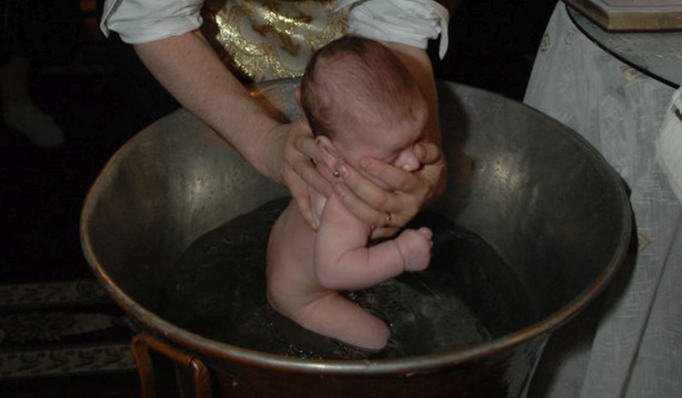 Prima măsură luată de BOR, după cazul bebeluşului din Suceava care a murit după botez