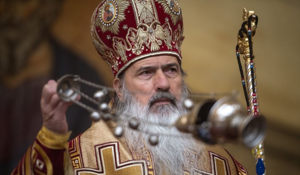 ÎPS Teodosie condamnă ierarhii care poartă masca de protecţie în biserică: "Nu putem săruta cu mască icoanele"