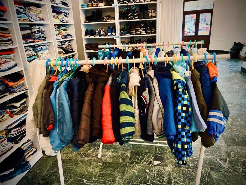 Magazin cu hăinuţe şi jucării gratuite pentru copiii necăjiţi 693428
