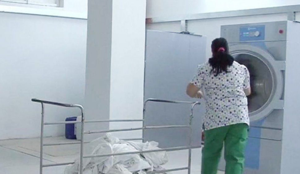 Salarii uriaşe pentru moaşele şi spălătoresele de la un spital de stat din România. Românii de rând doar visează la aşa bani