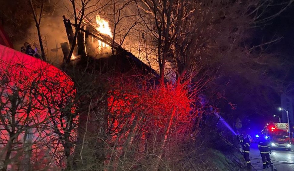 Un bărbat din Cluj a ars într-un incendiul devastator, cu care pompierii s-au luptat 4 ore 