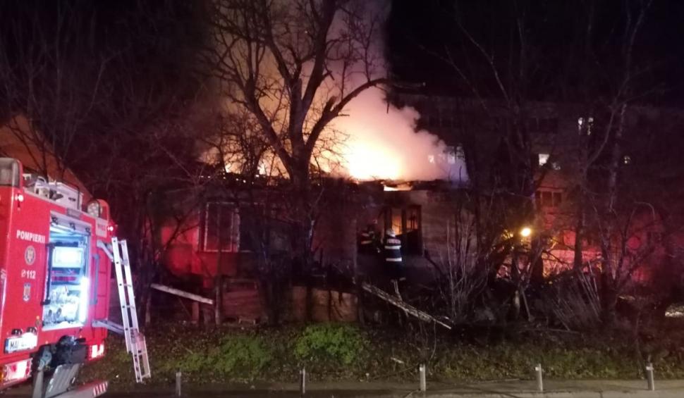 Un bărbat din Cluj a ars într-un incendiul devastator, cu care pompierii s-au luptat 4 ore  693559